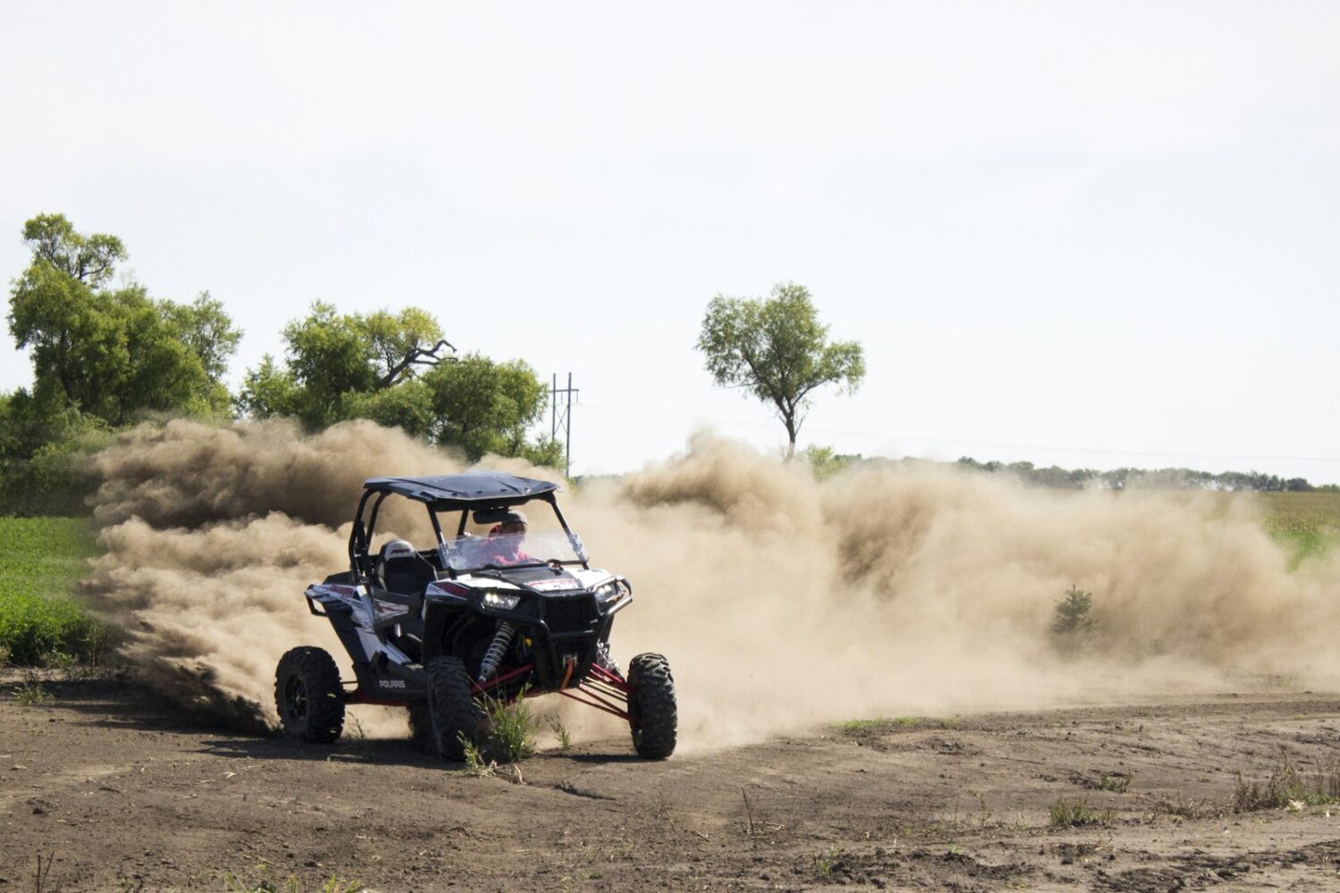 Buggy biplace sur une piste du désert Buggy biplace sur une piste du désert