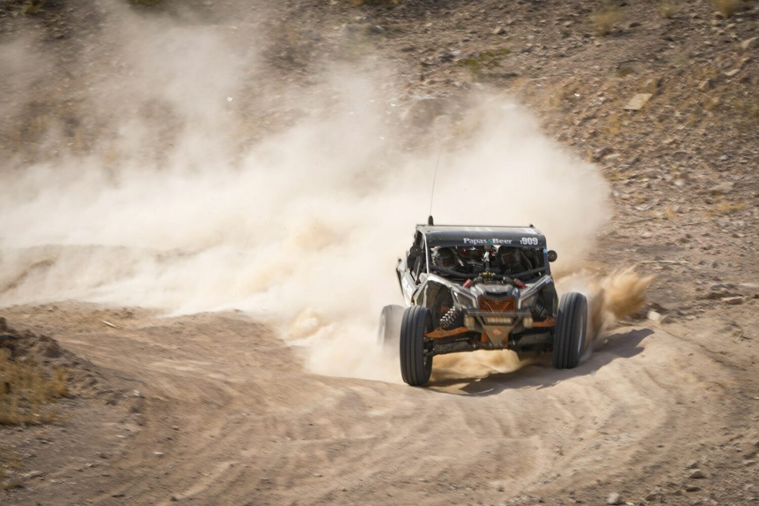 Buggy tout-terrain dans la poussière Buggy tout-terrain dans la poussière