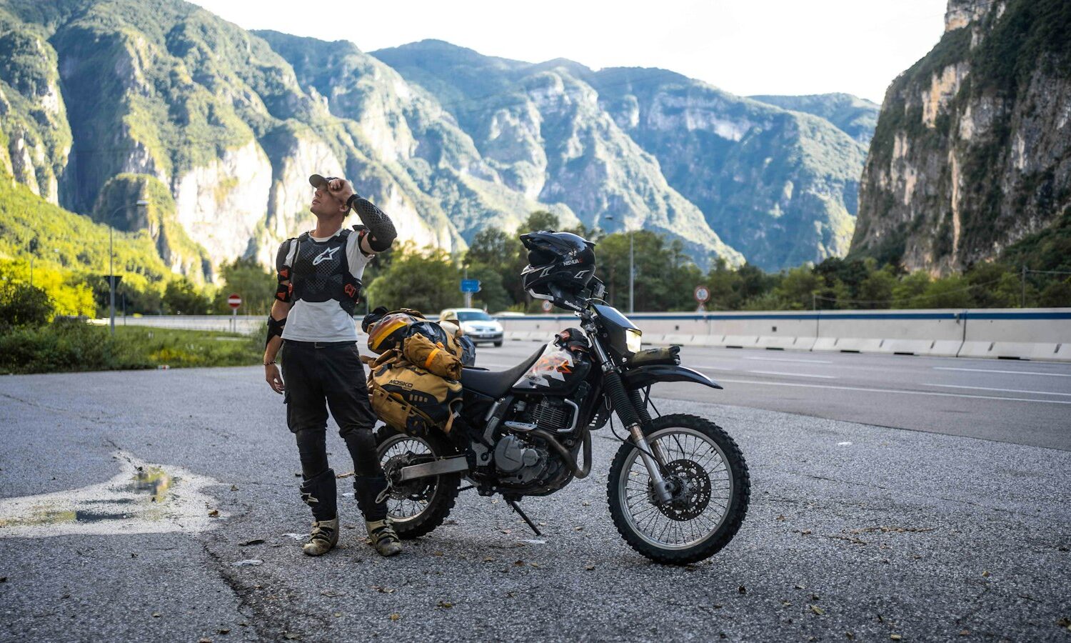 Moto de voyage chargée – circuit moto Anti-Atlas Moto de voyage chargée – circuit moto Anti-Atlas