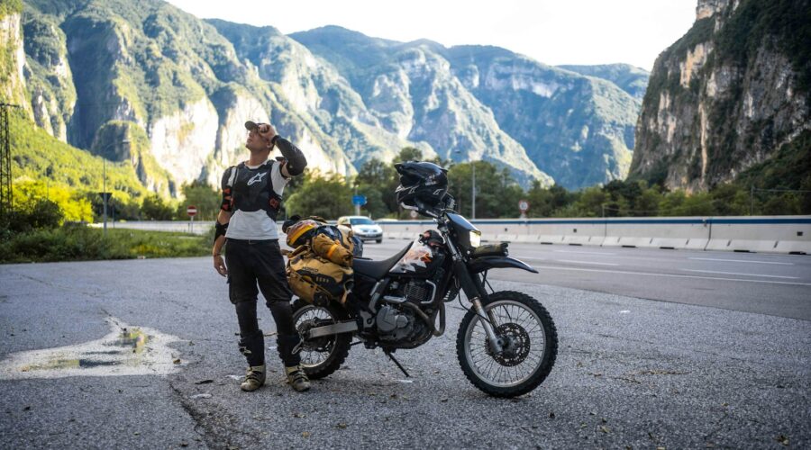 Moto de voyage chargée – circuit moto Anti-Atlas