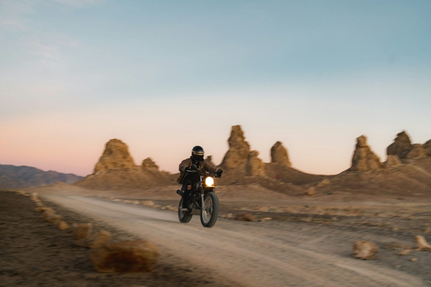 Motard sur une piste du désert – circuit moto Sahara Maroc Motard sur une piste du désert – circuit moto Sahara Maroc