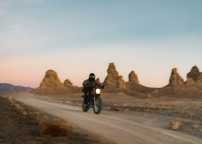 Motard sur une piste du désert – circuit moto Sahara Maroc