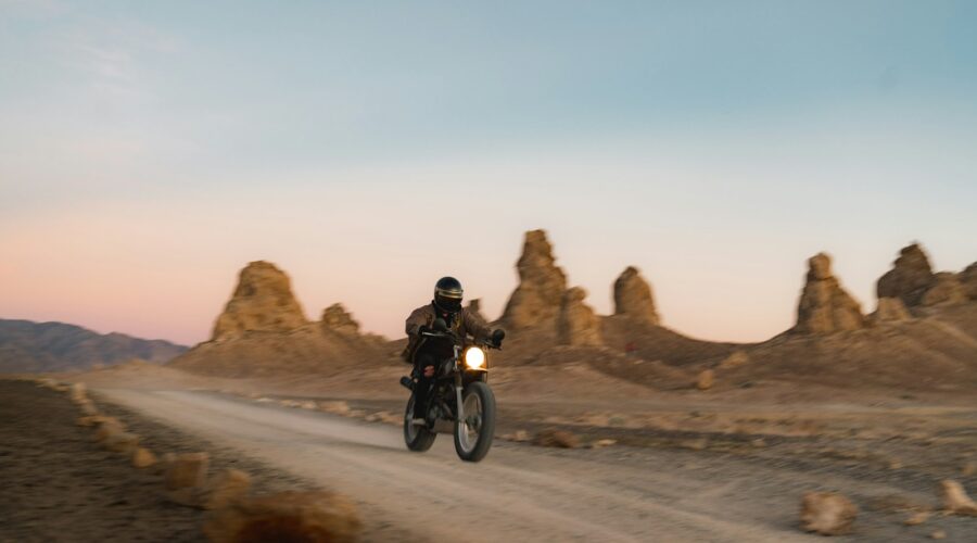 Motard sur une piste du désert – circuit moto Sahara Maroc