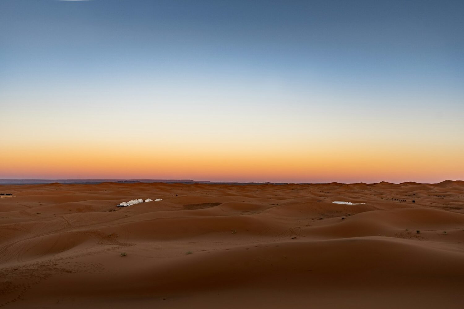 Dunes du désert sous le ciel Dunes du désert sous le ciel