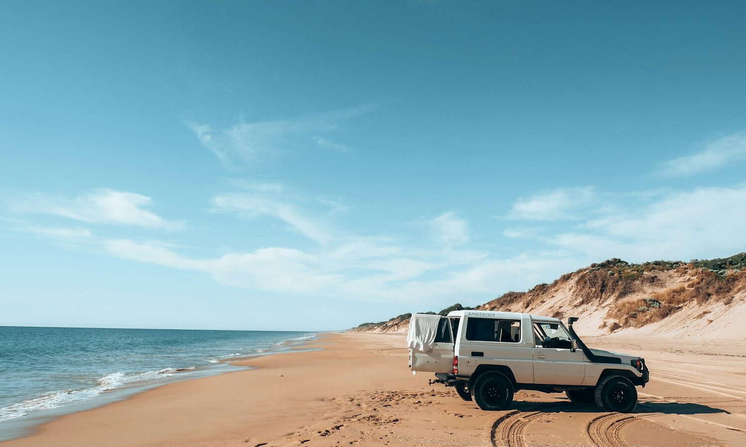 4×4 sur une piste côtière du Sahara atlantique 4x4 sur une piste côtière du Sahara atlantique