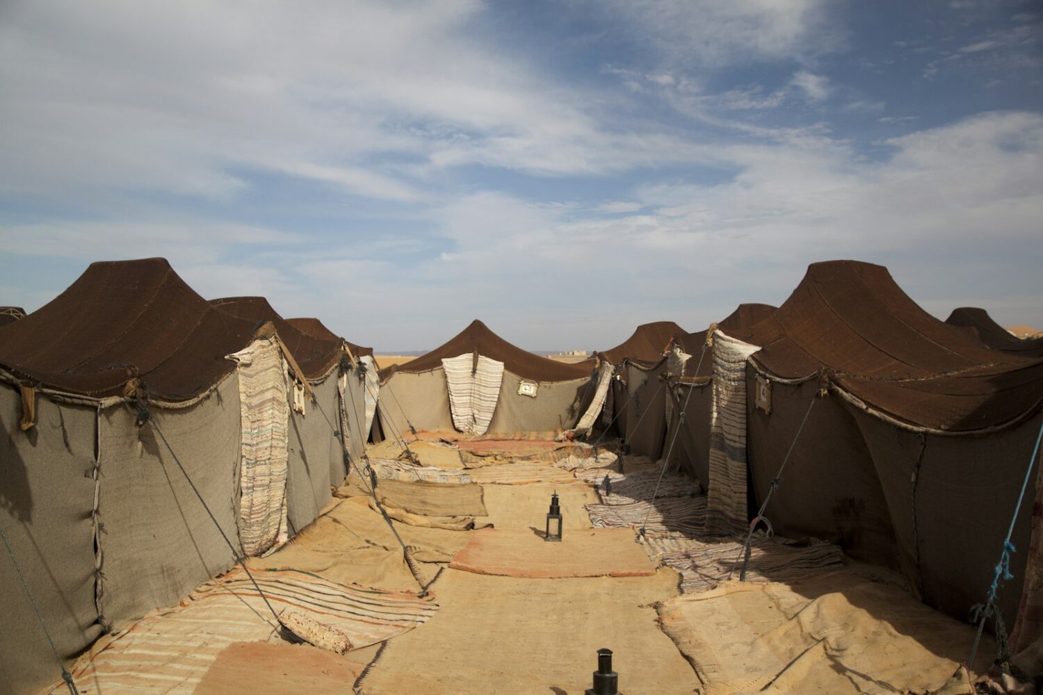 Tentes de bivouac dans le désert Tentes de bivouac dans le désert