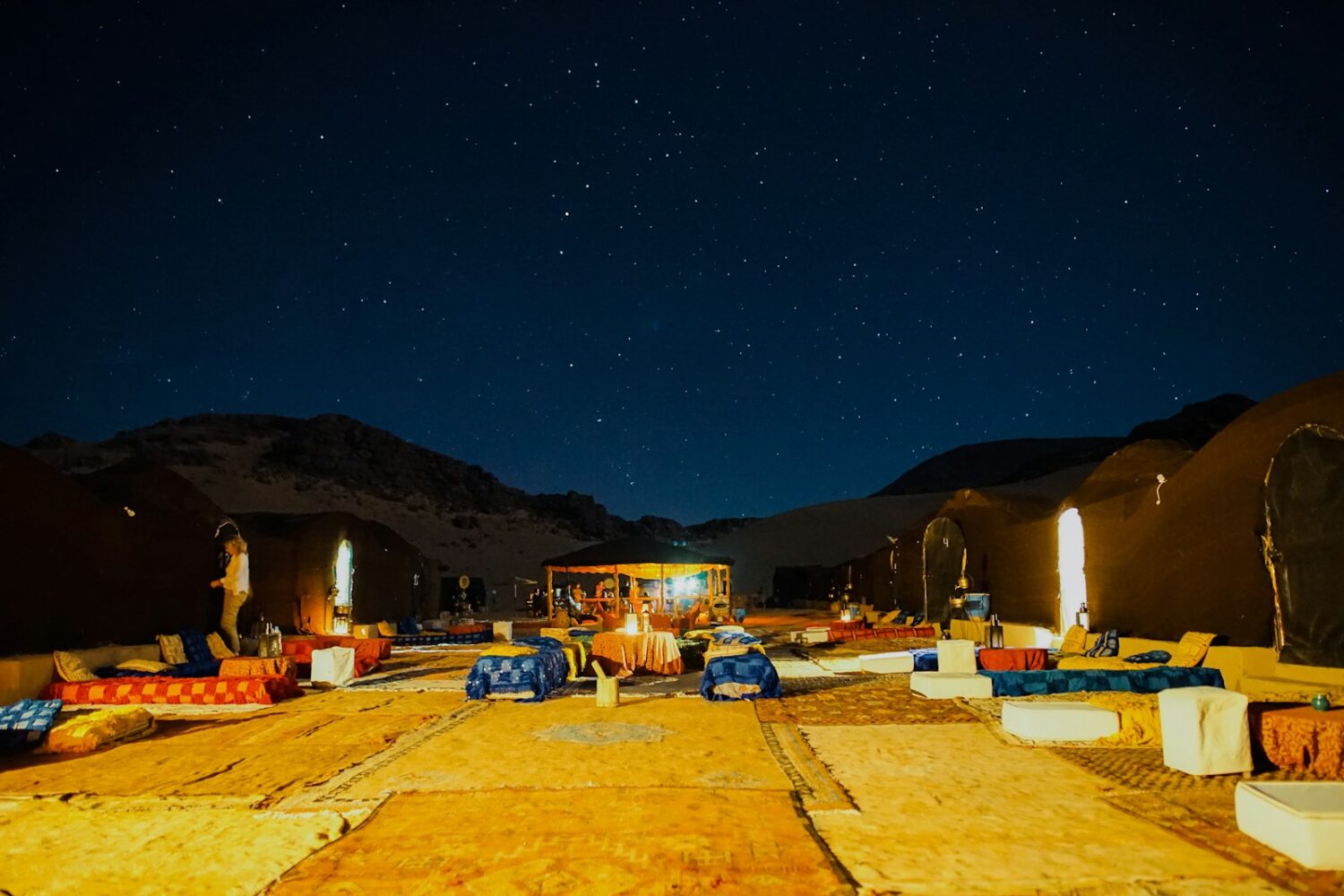 Bivouac éclairé la nuit dans le Sahara Bivouac éclairé la nuit dans le Sahara