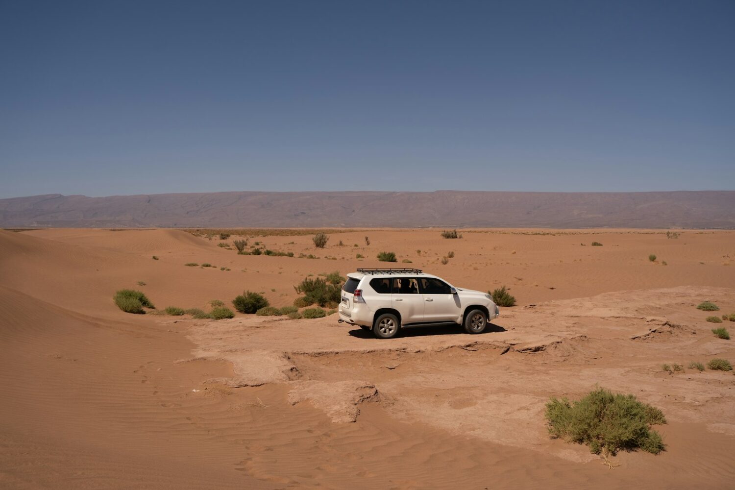 4×4 dans le désert près de M’Hamid 4x4 dans le désert près de M'Hamid