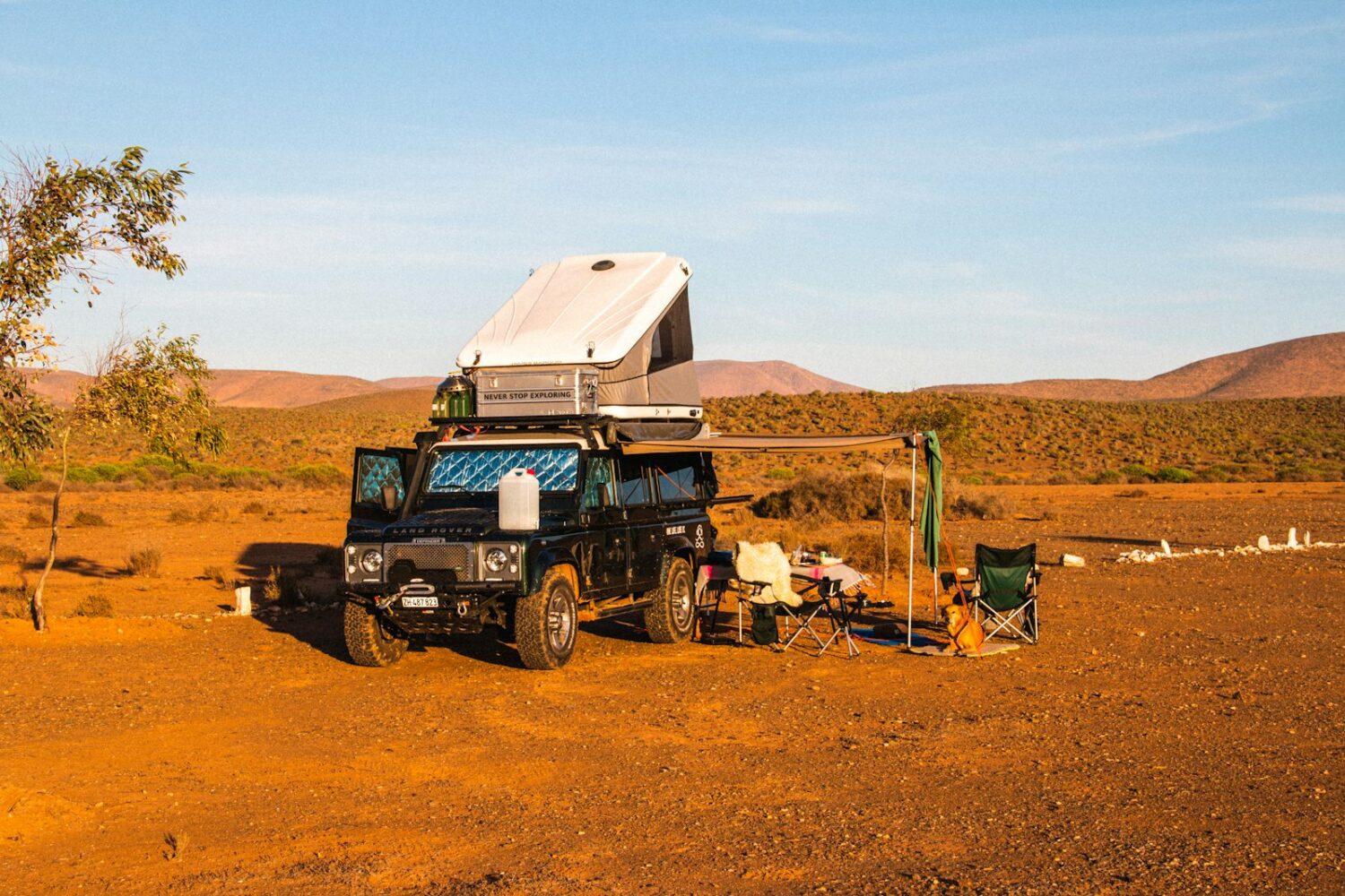 4x4 équipé d'une tente de toit dans le désert