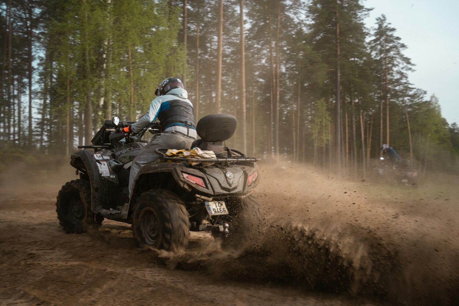 Pilote de quad sur une piste côtière