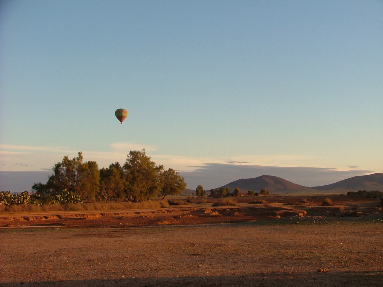 Montgolfière au lever du soleil au-dessus de la campagne de Marrakech Montgolfière au lever du soleil au-dessus de la campagne de Marrakech