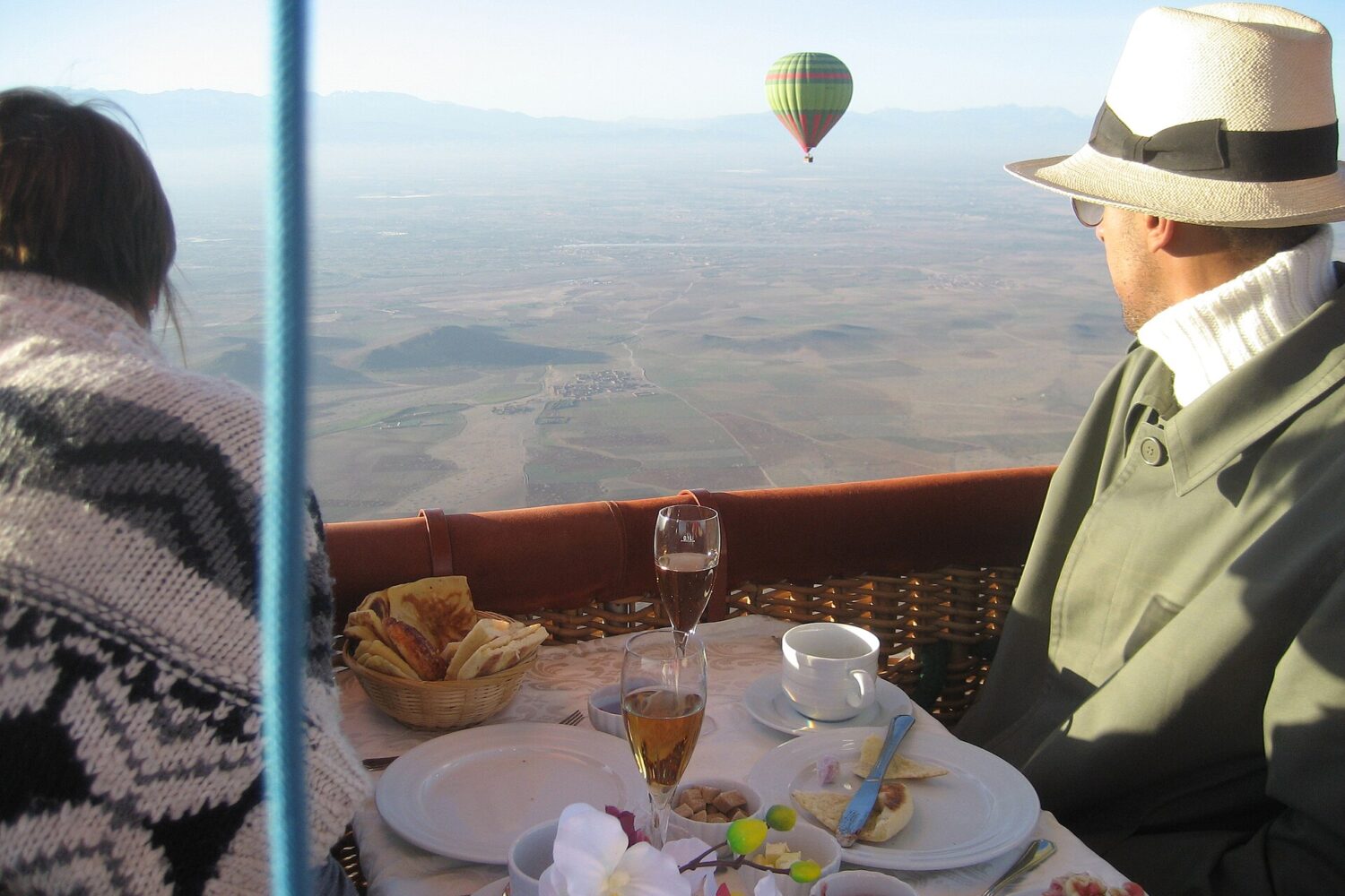 Petit-déjeuner et vue depuis la nacelle de la montgolfière Petit-déjeuner et vue depuis la nacelle de la montgolfière
