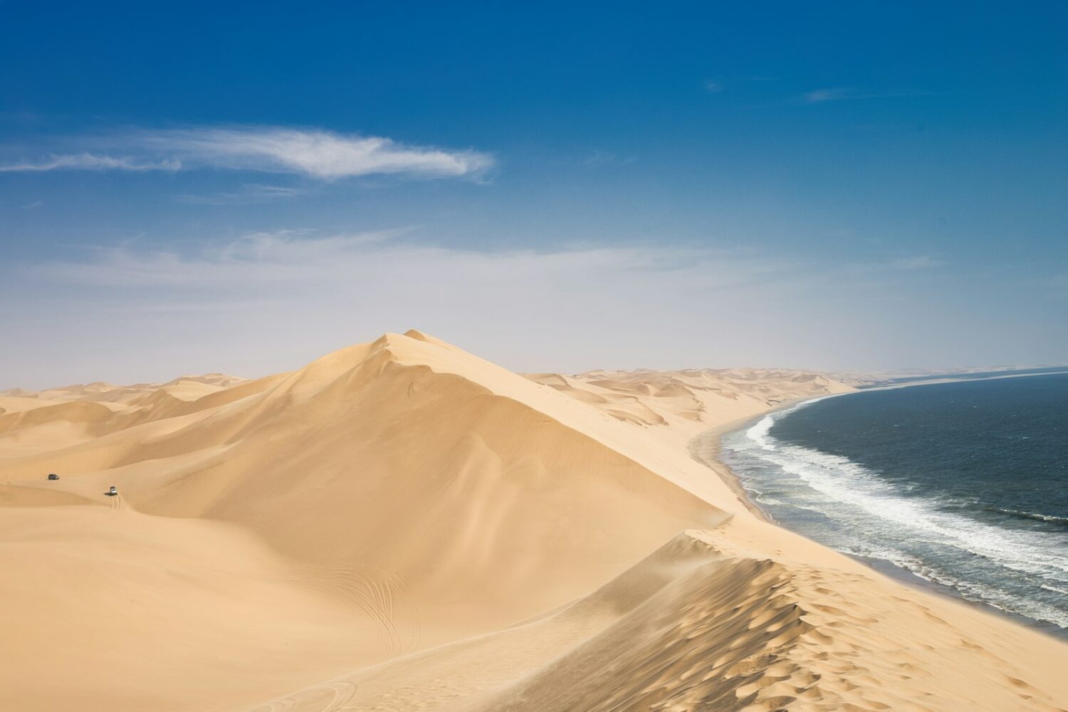 Dune de sable au bord de l’eau, Dune Blanche de Dakhla Dune de sable au bord de l'eau, Dune Blanche de Dakhla