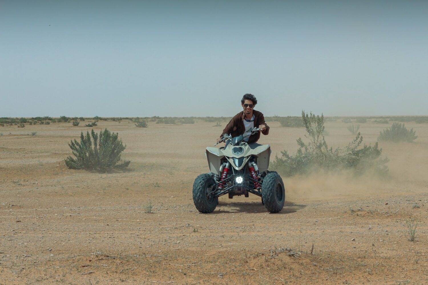 Pilote de quad dans le désert près de Zagora Pilote de quad dans le désert près de Zagora