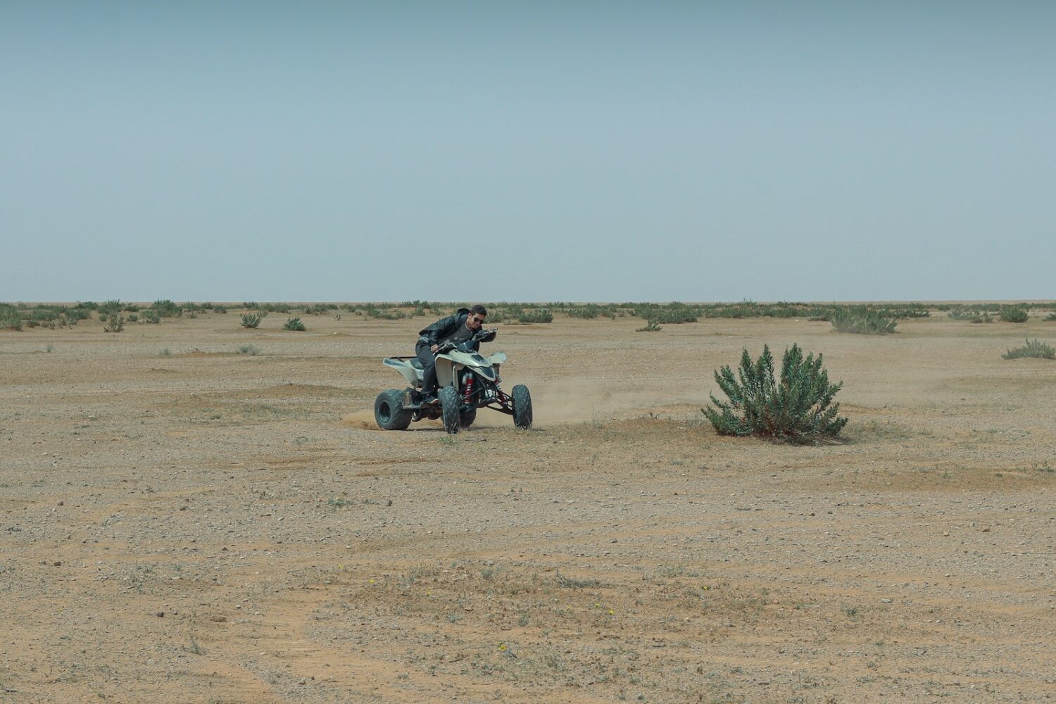 Quad sur une piste du désert Quad sur une piste du désert