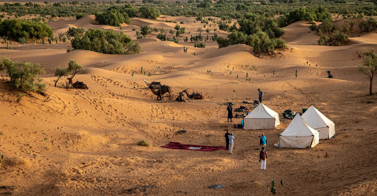 Bivouac sous tente dans le désert Bivouac sous tente dans le désert