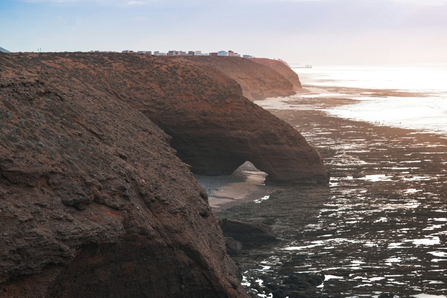 Falaises et océan Atlantique sur la côte sud marocaine Falaises et océan Atlantique sur la côte sud marocaine