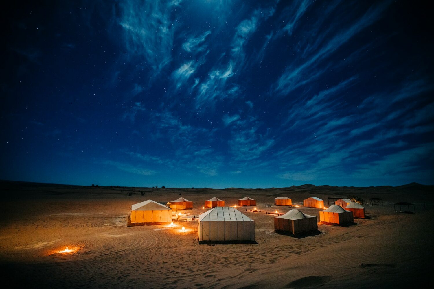 Tentes de bivouac dans le désert