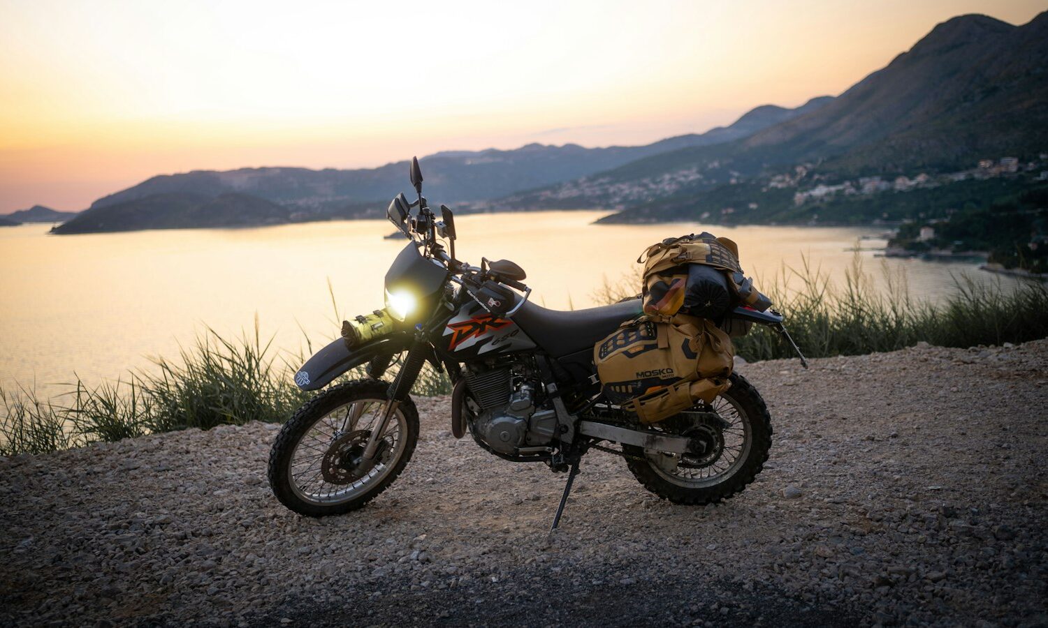 Moto trail au bord d'une falaise – raid moto Maroc 4 jours
