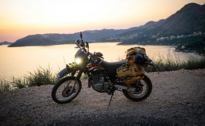 Moto trail au bord d'une falaise – raid moto Maroc 4 jours