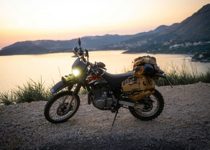 Moto trail au bord d'une falaise – raid moto Maroc 4 jours