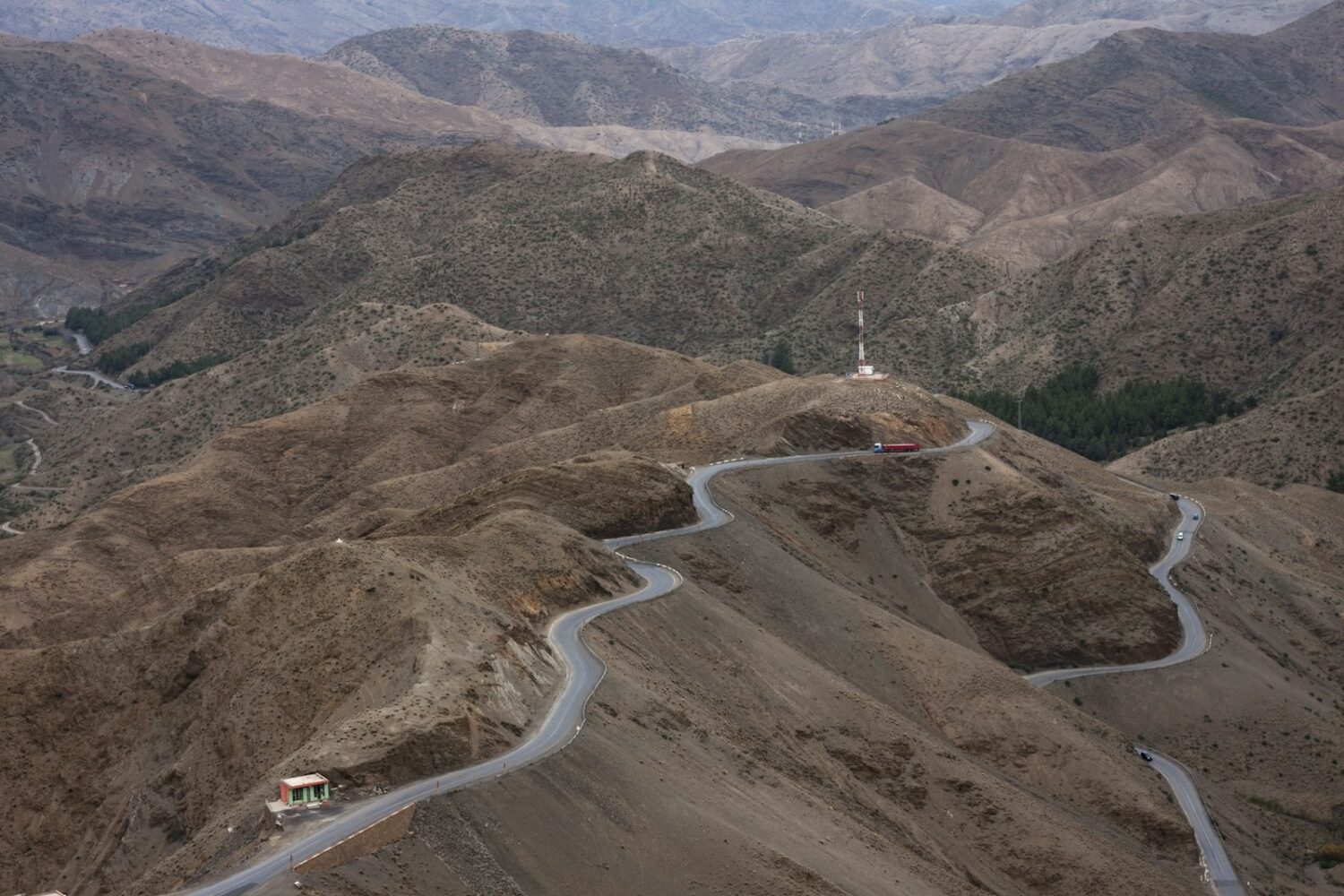 Route en lacets dans les montagnes de l'Atlas