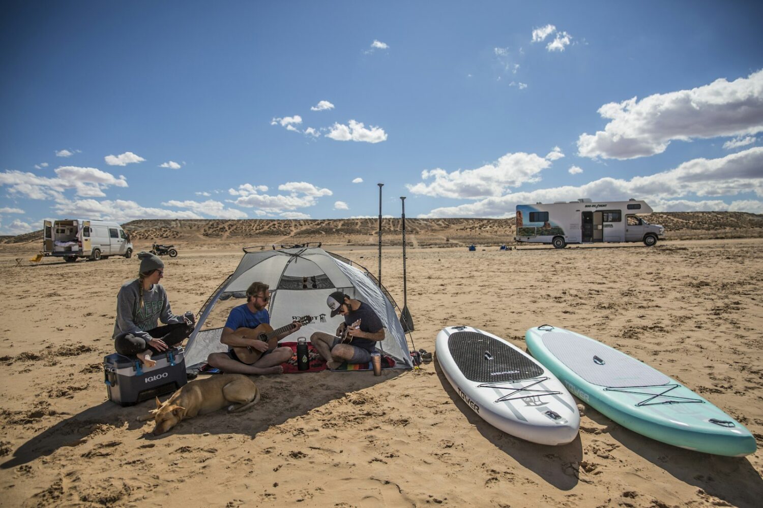Bivouac sous tente au bord de l’océan Bivouac sous tente au bord de l'océan