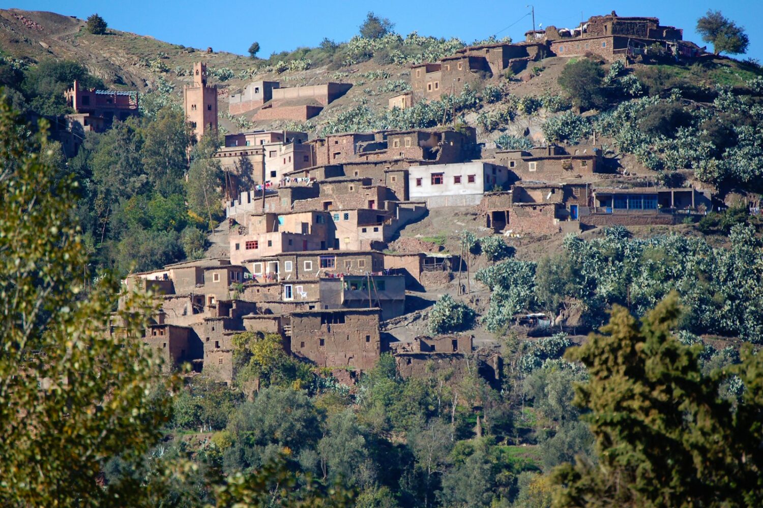 Village et collines de l’arrière-pays berbère Village et collines de l'arrière-pays berbère
