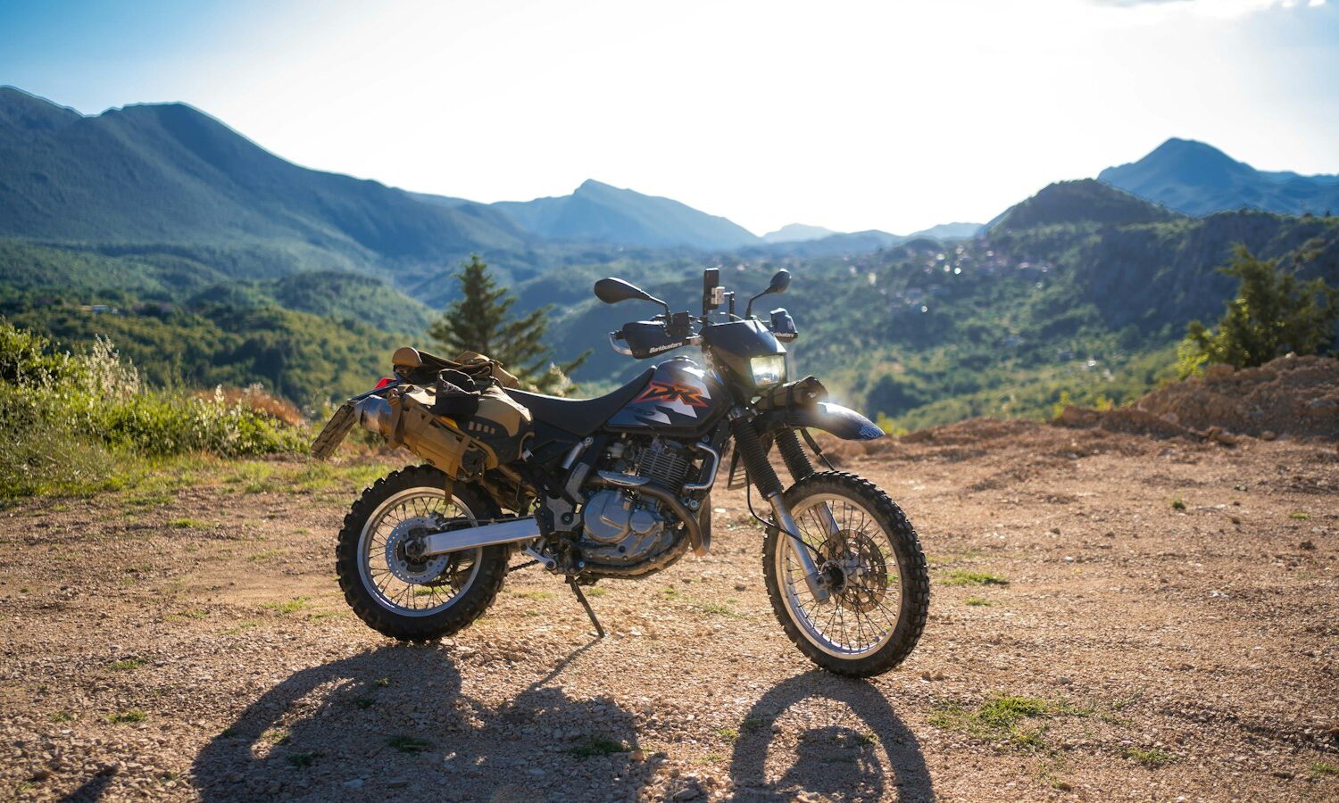 Moto sur une route de montagne – road trip moto Haut Atlas