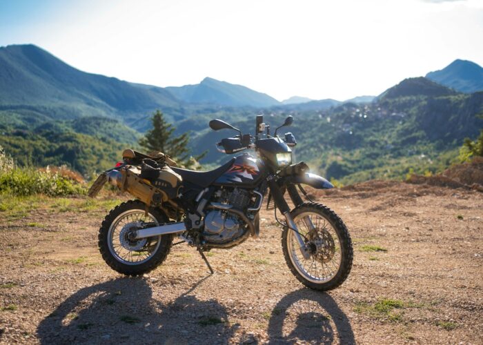 Moto sur une route de montagne – road trip moto Haut Atlas