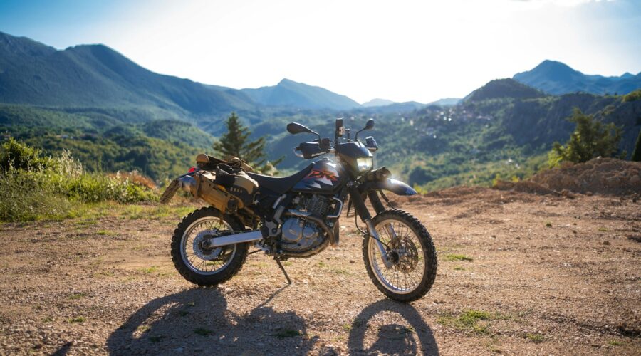 Moto sur une route de montagne – road trip moto Haut Atlas