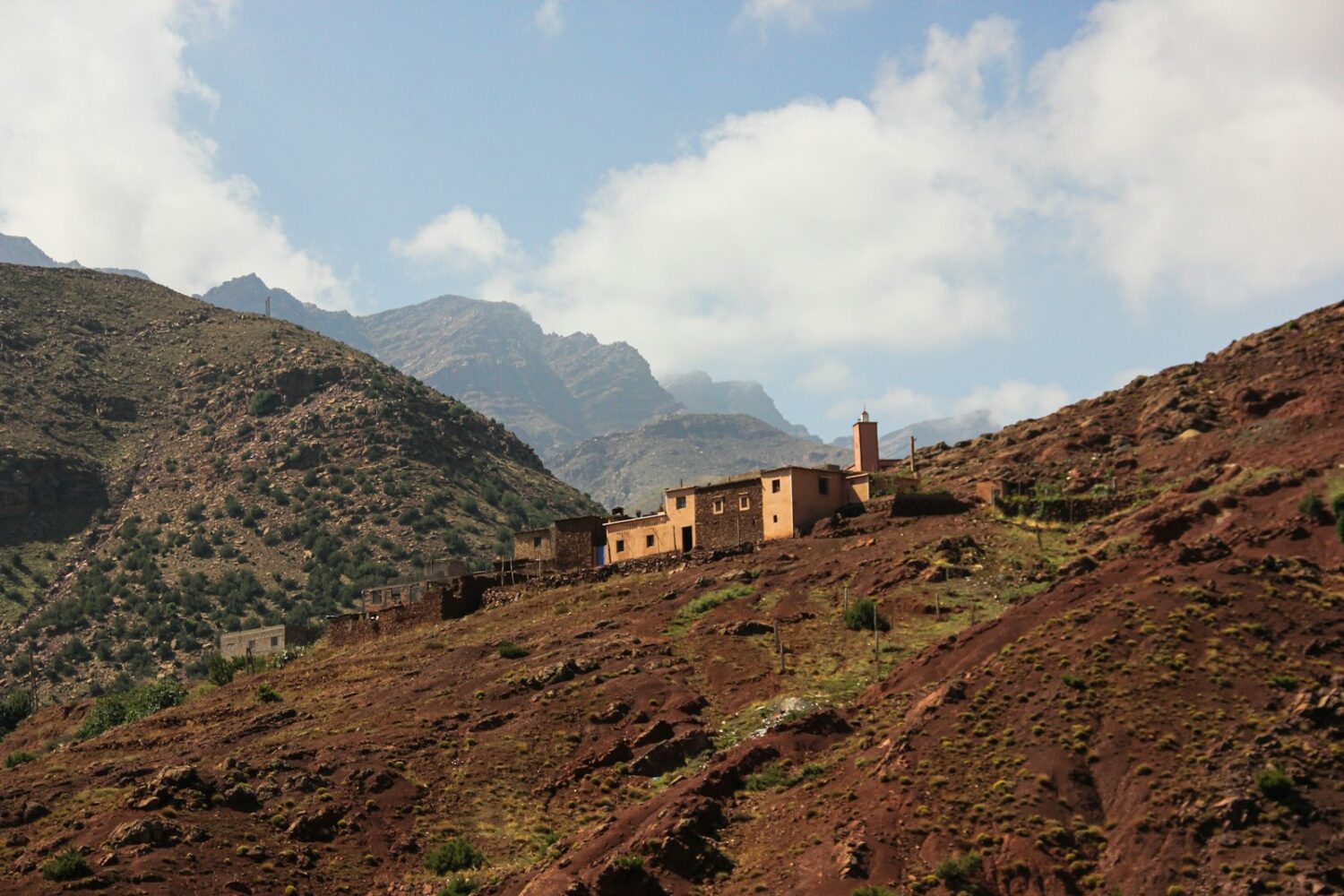 Maison berbère sur une colline du Haut Atlas Maison berbère sur une colline du Haut Atlas