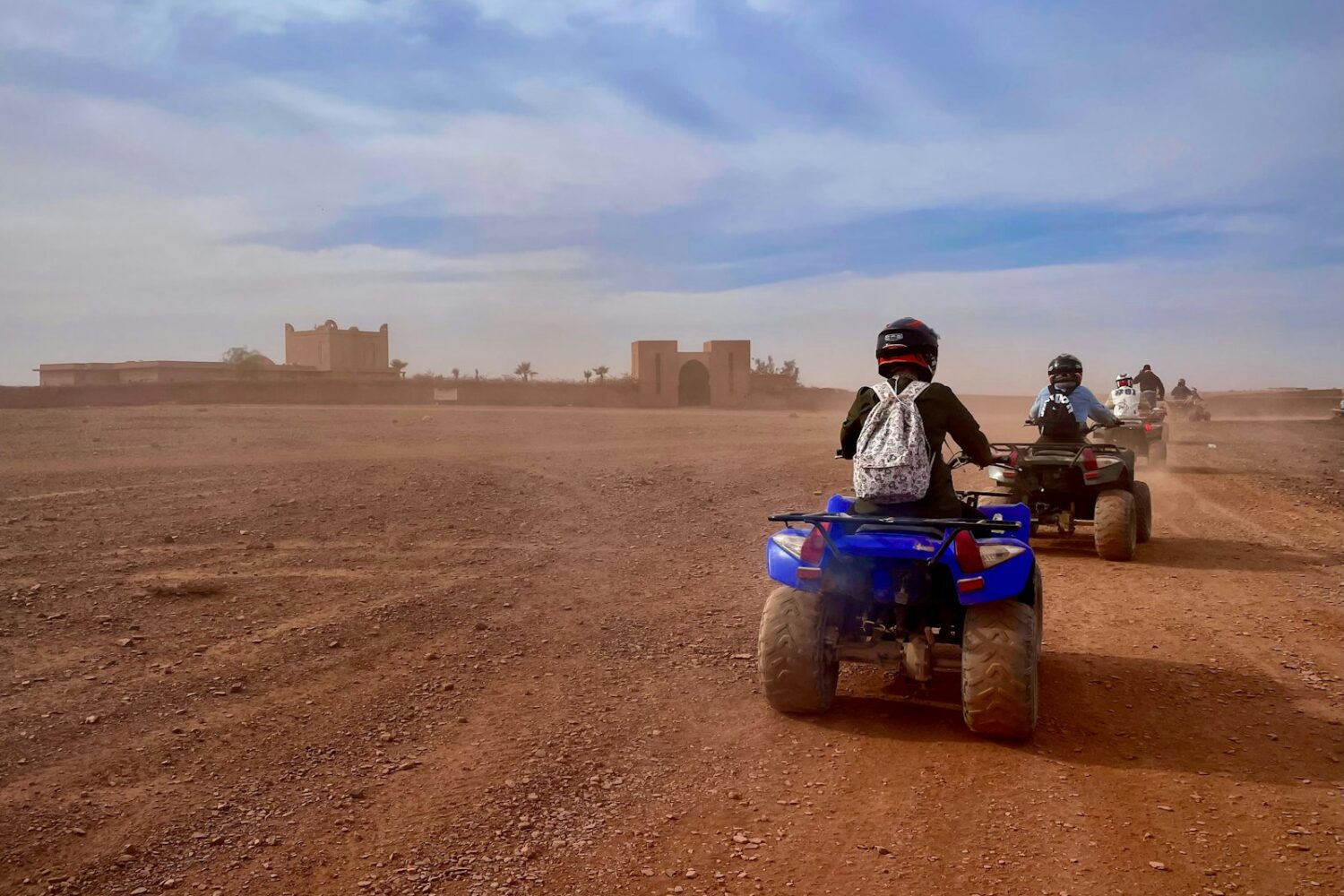 Groupe en quad sur une piste du désert Groupe en quad sur une piste du désert
