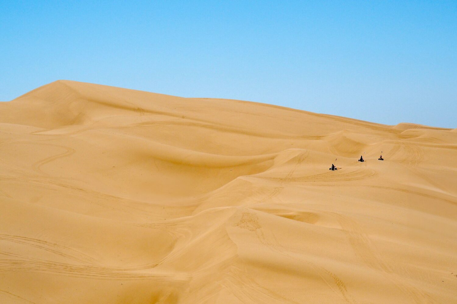 Quads sur les dunes de sable Quads sur les dunes de sable