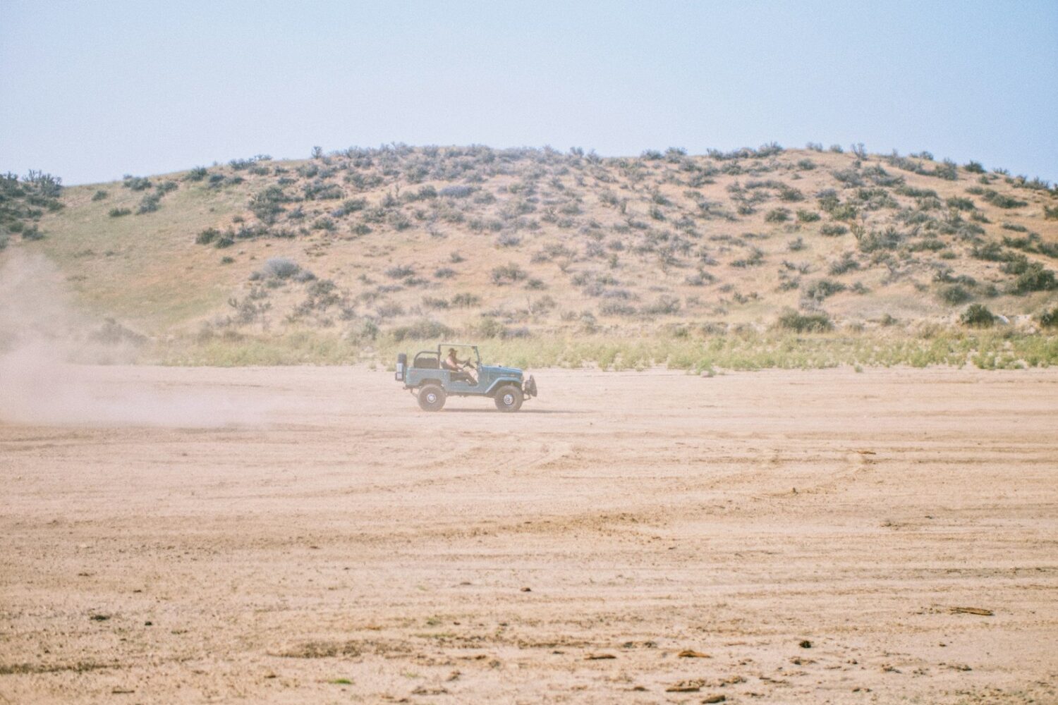 4x4 sur une piste du désert