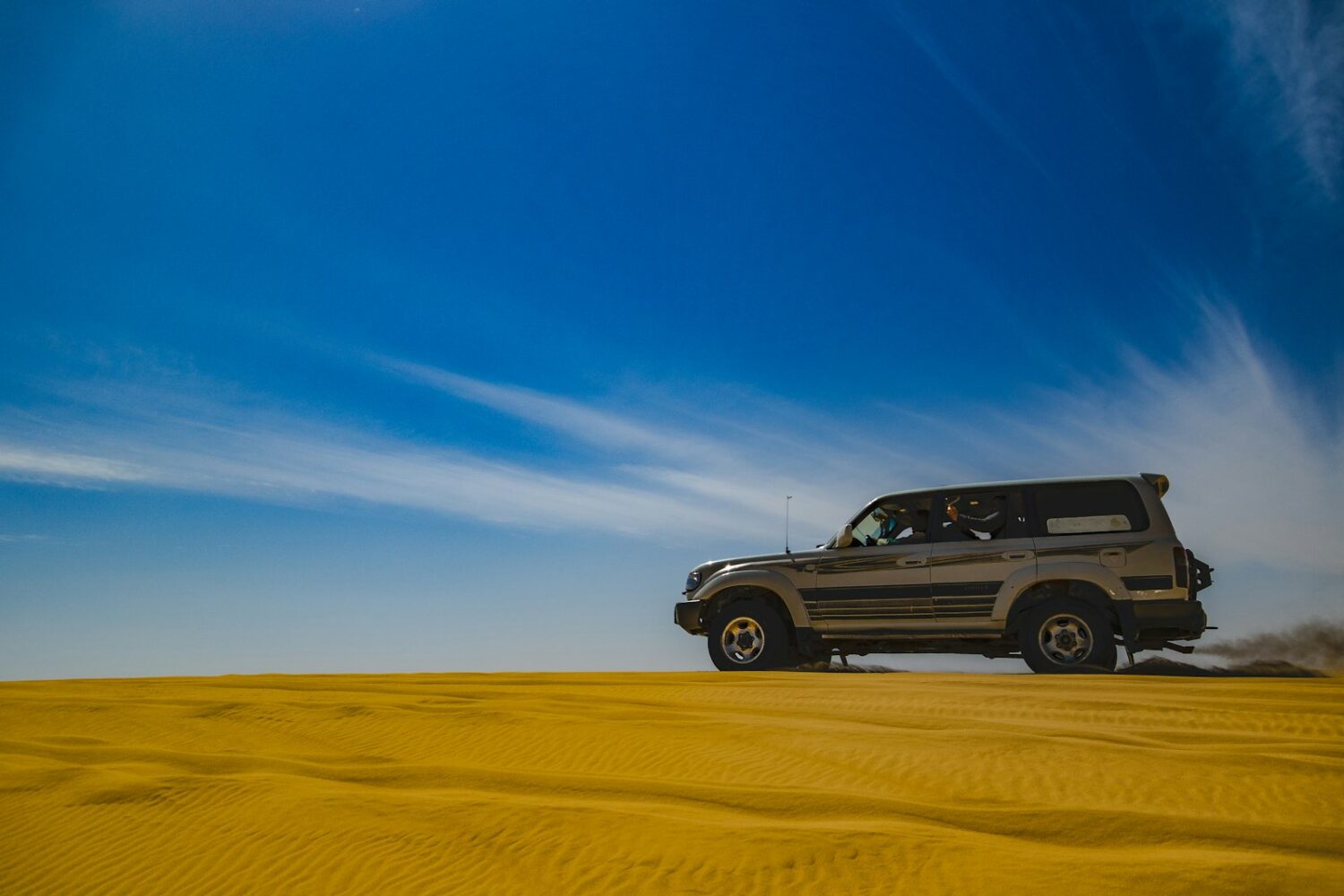 4x4 dans le sable sous le ciel bleu