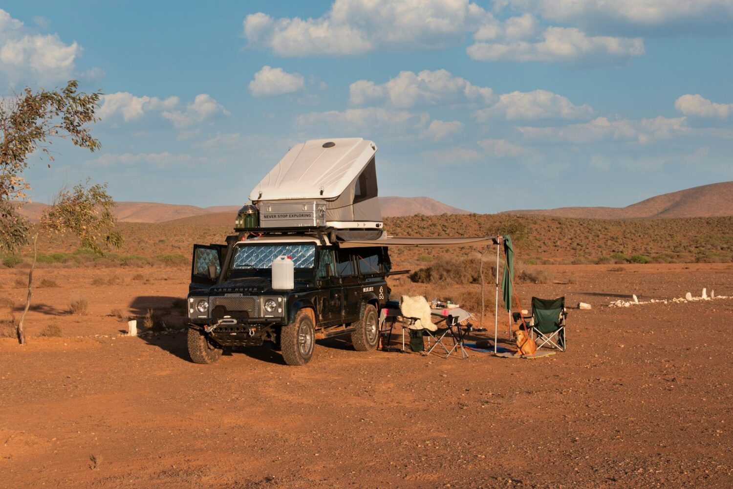 4x4 et tente de toit dans le désert